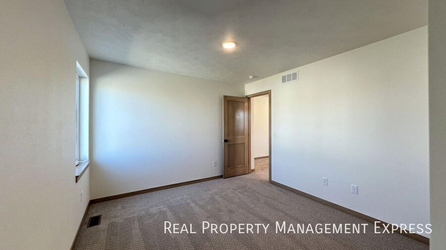 Building Photo - Modern 3 Bed, 2.5 Bath Townhome in West Sioux Falls