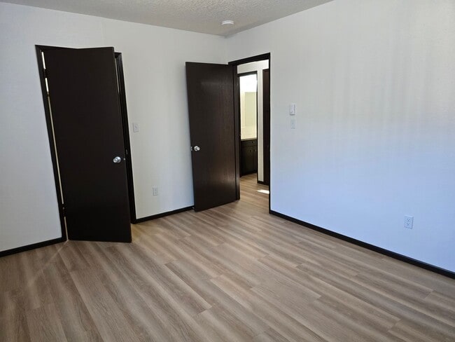 Building Photo - Incredible Value!  Upstairs Pet Friendly 2...