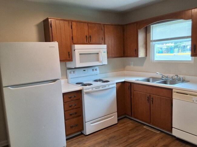 Building Photo - Cozy 2 Bed 1.5 Bath Duplex