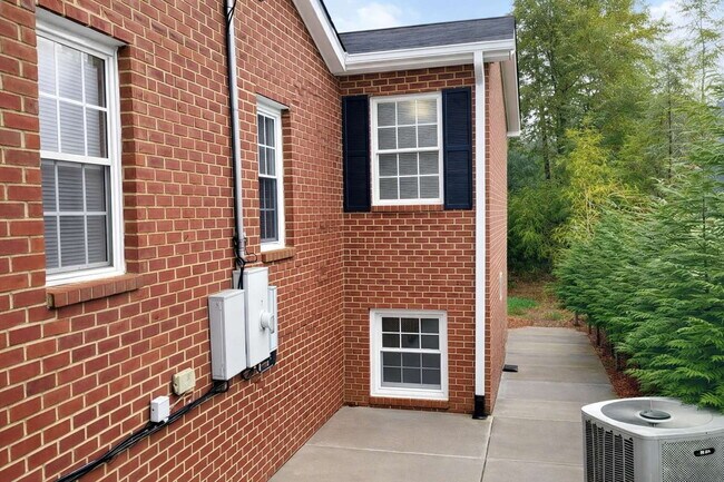 Building Photo - Space, Comfort & Convenience — Discover This Hidden Gem in Charlotte