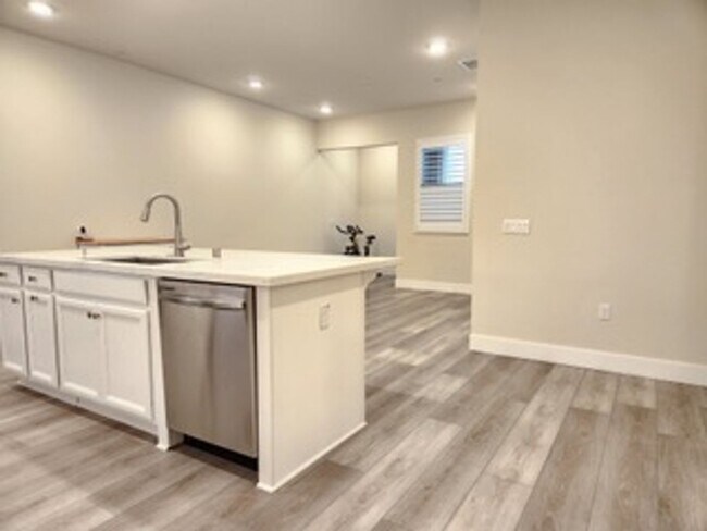 Building Photo - Upscale 2/2 Apartment in The Cannery!