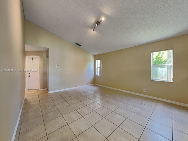 Building Photo - 927 Stanton Dr