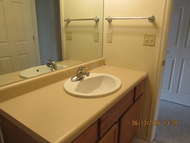 Building Photo - TWO STORY CONDO IN RIFLE!