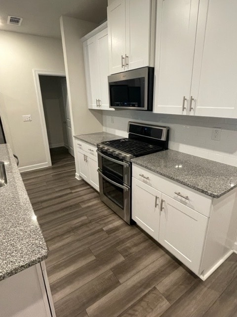 Building Photo - Almost new town home available now!