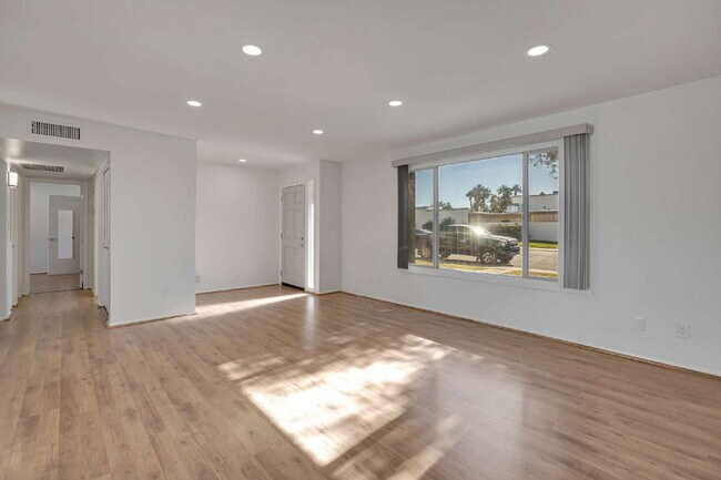 Building Photo - Scottsdale Townhome Now Available!