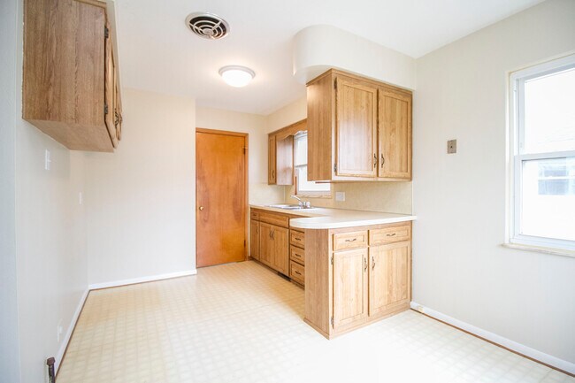 Building Photo - 25 Willamont Rd