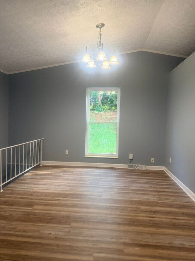 Building Photo - Spacious Maryville City Rental with Finished Basement & Lawn Care Included!