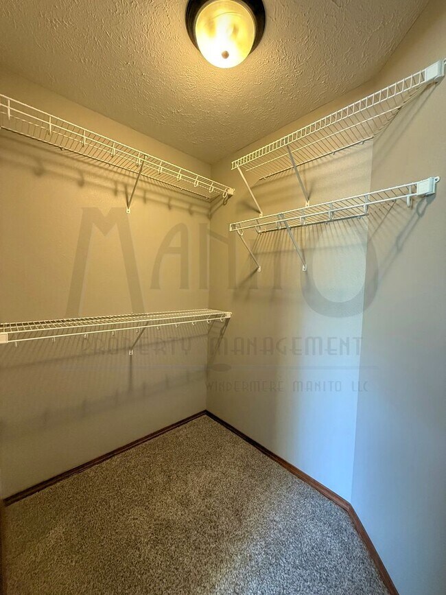 Building Photo - Spacious Eagle Ridge Home