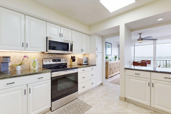 Building Photo - 124 Lakeshore Dr