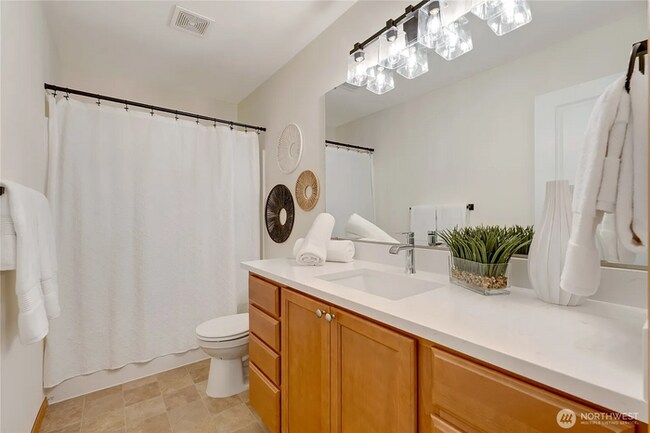 Building Photo - Beautifully Updated 3-Bedroom Townhome with Garage in Prime Lynnwood Location