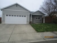 Building Photo - Green area 3 Bedroom 2 Bath home with Garage