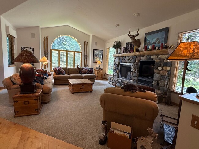 Building Photo - 203 Camas Loop E