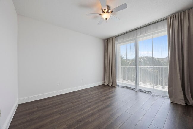 Building Photo - 804 E Windward Way