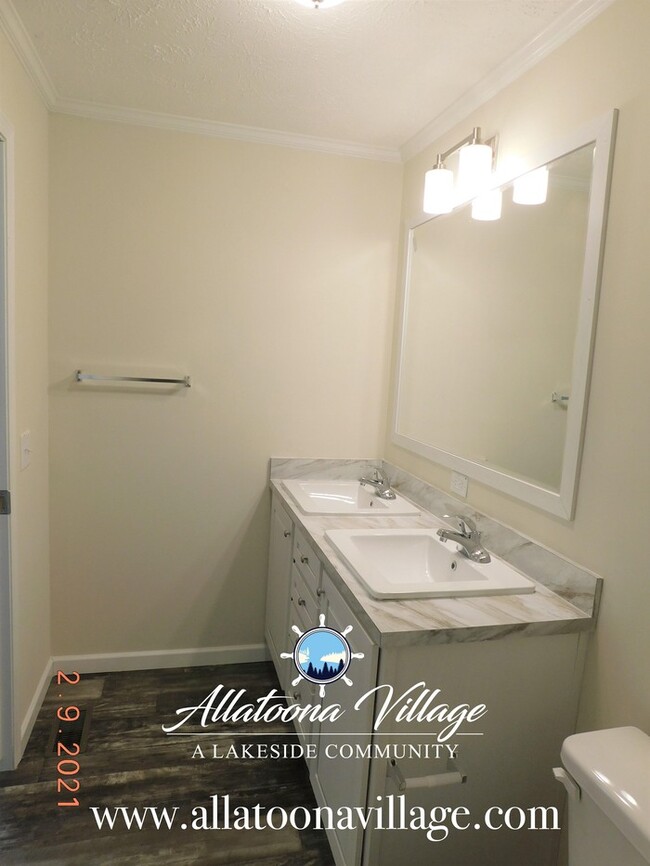 Building Photo - Lake Allatoona Living and 1 mile from Down...