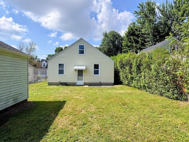 Building Photo - Three bedroom one bathroom single family home for rent