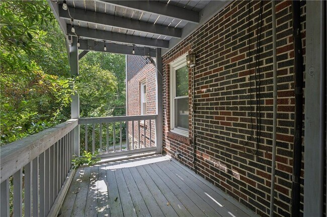 Building Photo - 11 Polo Dr NE