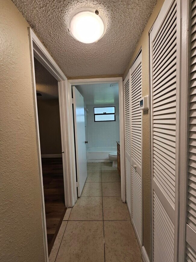 Building Photo - 1523 Lake Crystal Dr