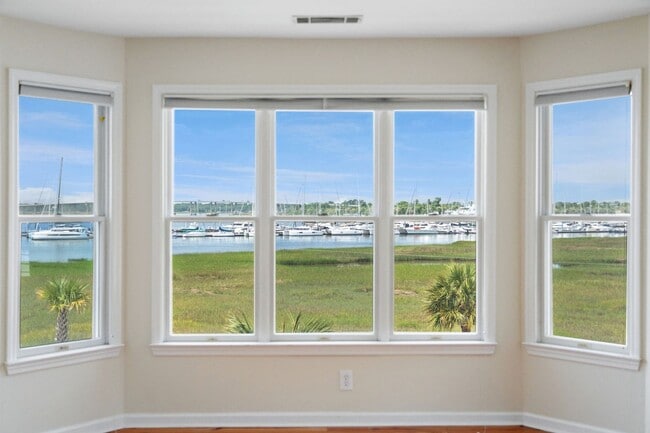 Building Photo - Downtown Charleston Waterfront Townhouse