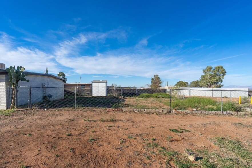 Building Photo - 702 N Skyline Dr