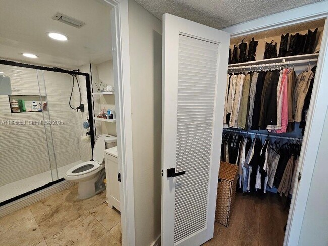 Building Photo - 18061 Biscayne Blvd