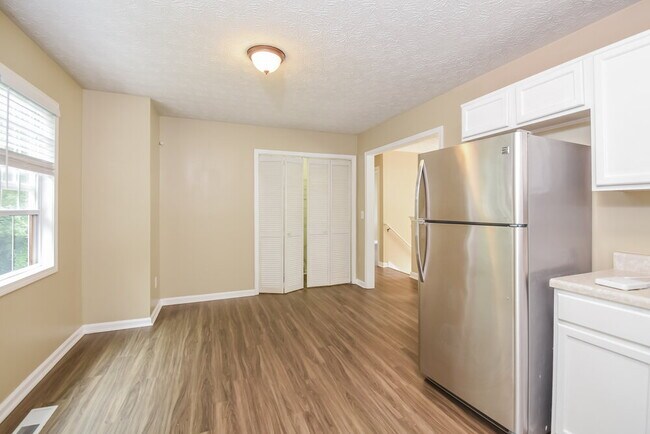 Building Photo - 110 Grove Ln