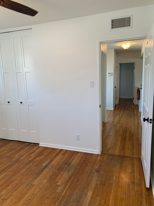 Building Photo - Spacious 3+3 Single Story Home w/ office -...