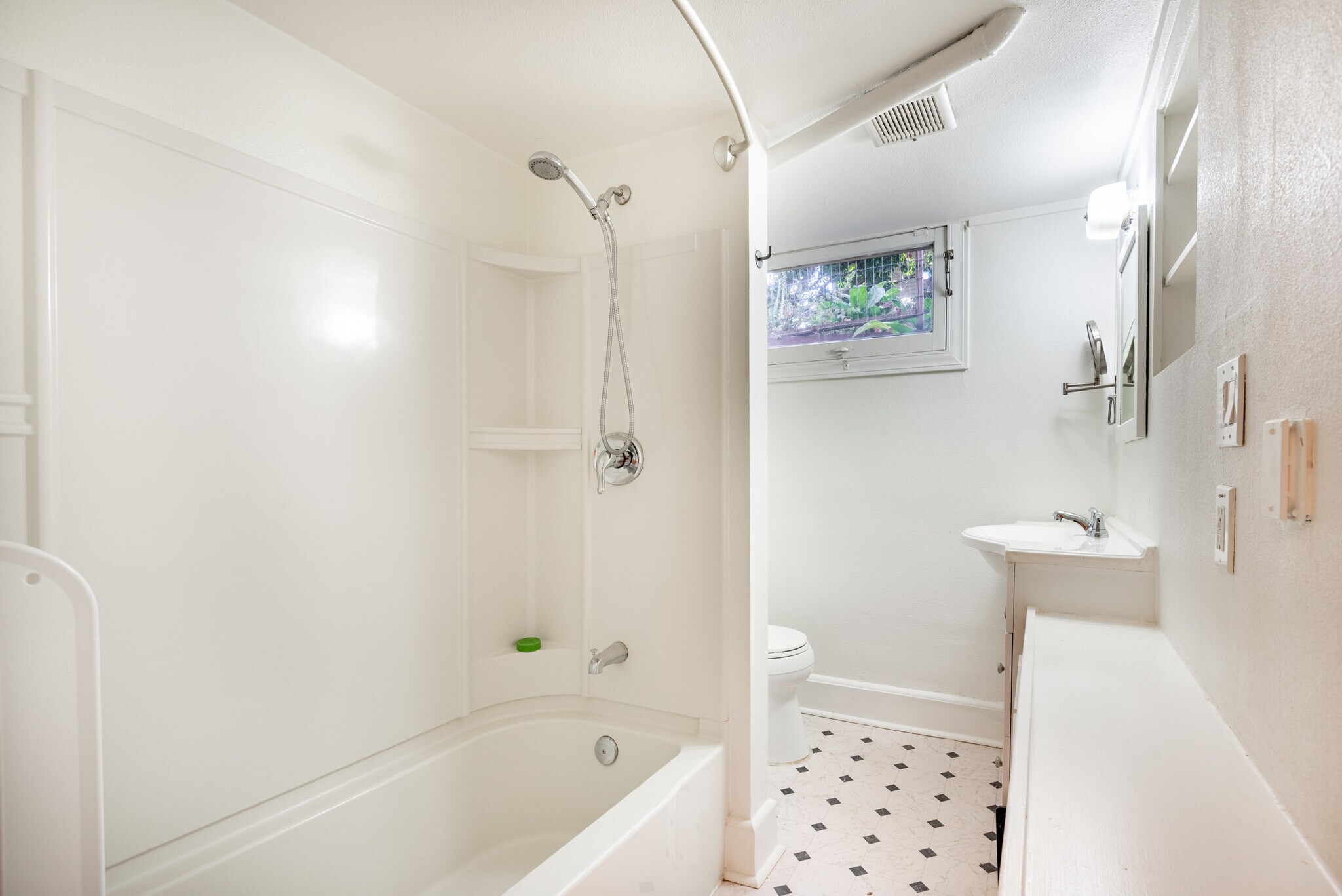 Building Photo - 2306 SE Caruthers St