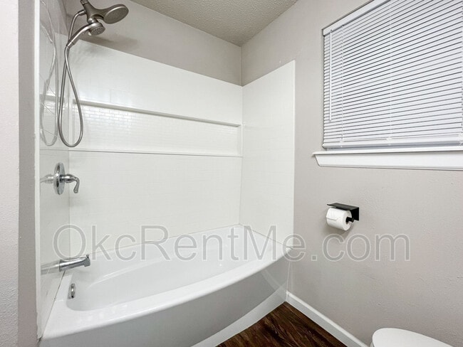 Building Photo - 106 Thompson Dr