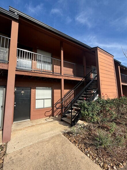 2nd Floor Unit - 904 University Oaks Blvd
