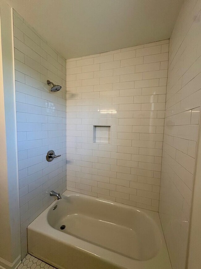 Building Photo - Newly Renovated Three Bedrooms Condo in South Windermere