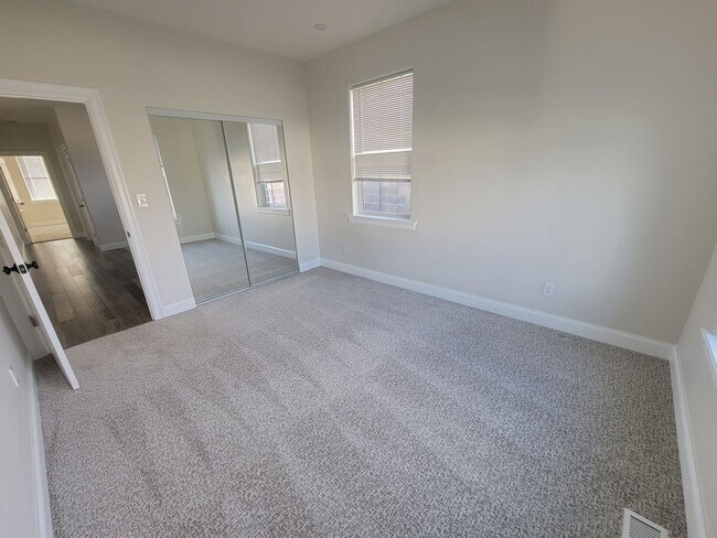 Building Photo - Stylish Single-Level Home in Pasco with Fi...