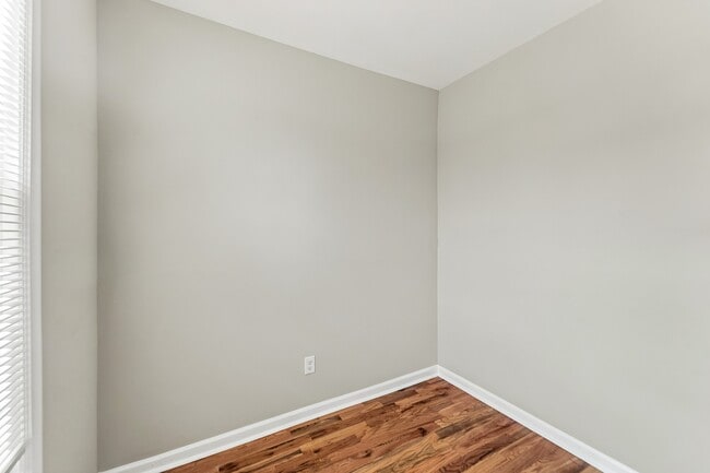 Building Photo - 422 Woodside Ave