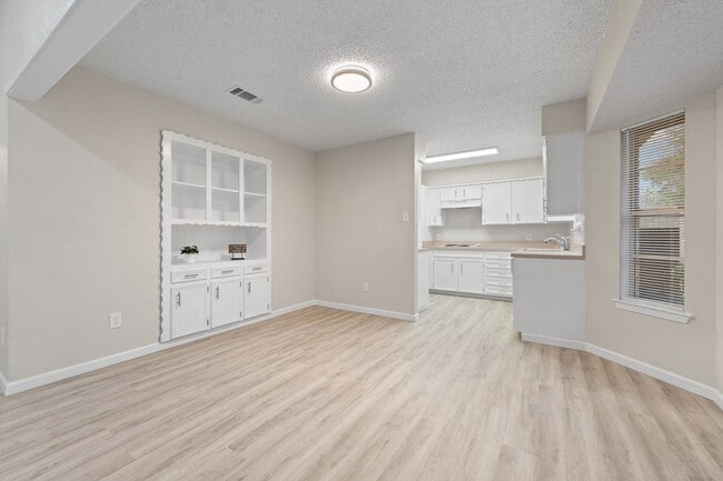 Building Photo - 608 Pleasant Manor Ave