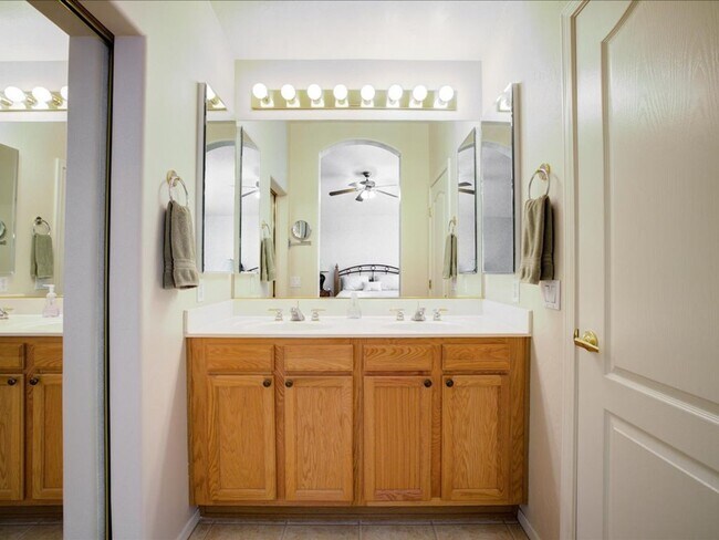 Building Photo - 3 Bedroom 2 Bathroom