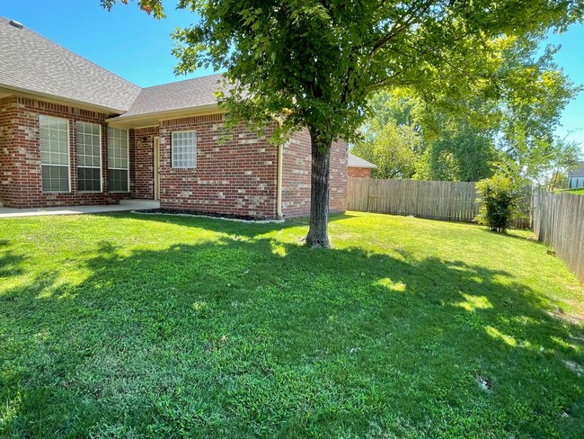 Building Photo - Beautiful 3 bed 2 bath home in a great loc...