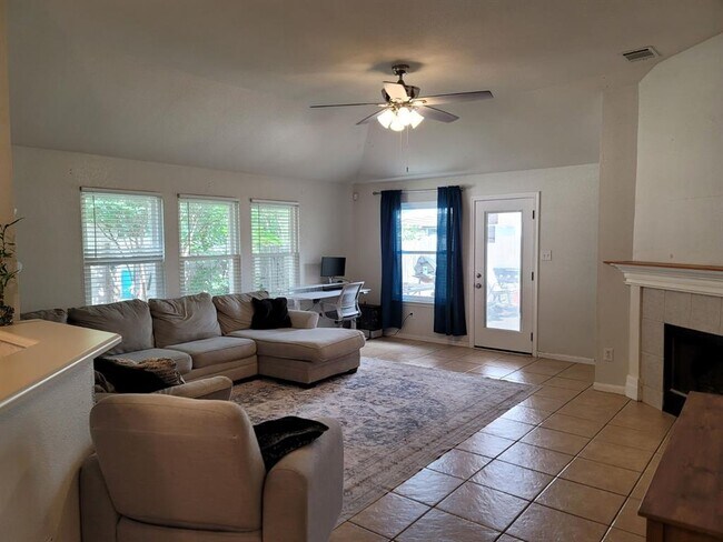 Building Photo - 108 Warner Bend