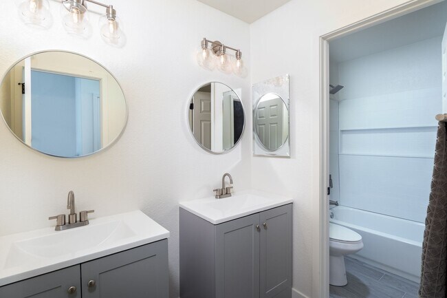 Building Photo - Beautiful updated 4 bedroom plus, 2 bath home in Chandler