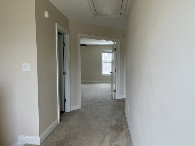 Building Photo - 834 Solomon Dr