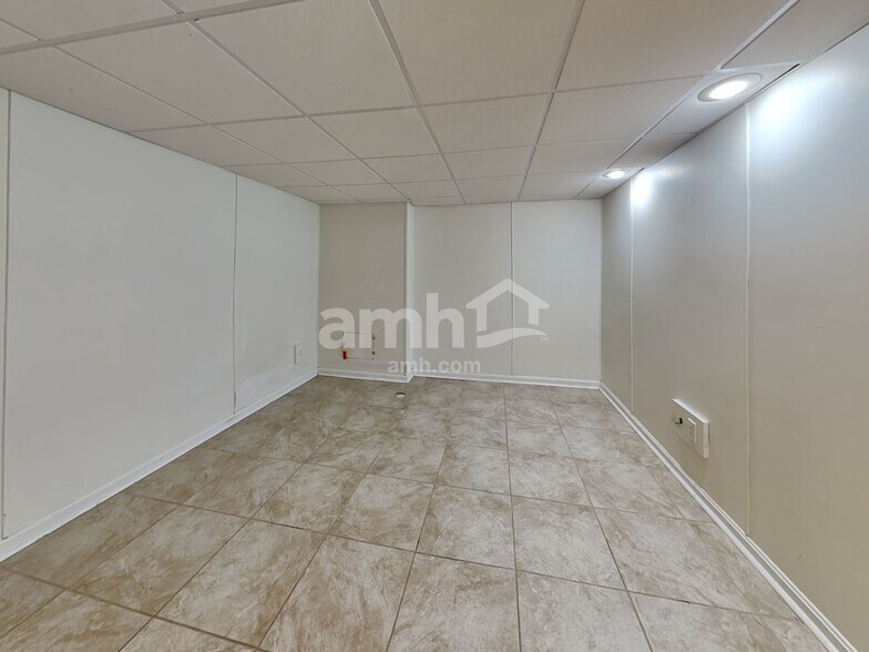 Building Photo - 2083 Shetland St