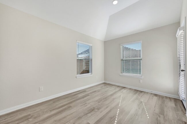 Building Photo - 2810 Woodbrook Dr