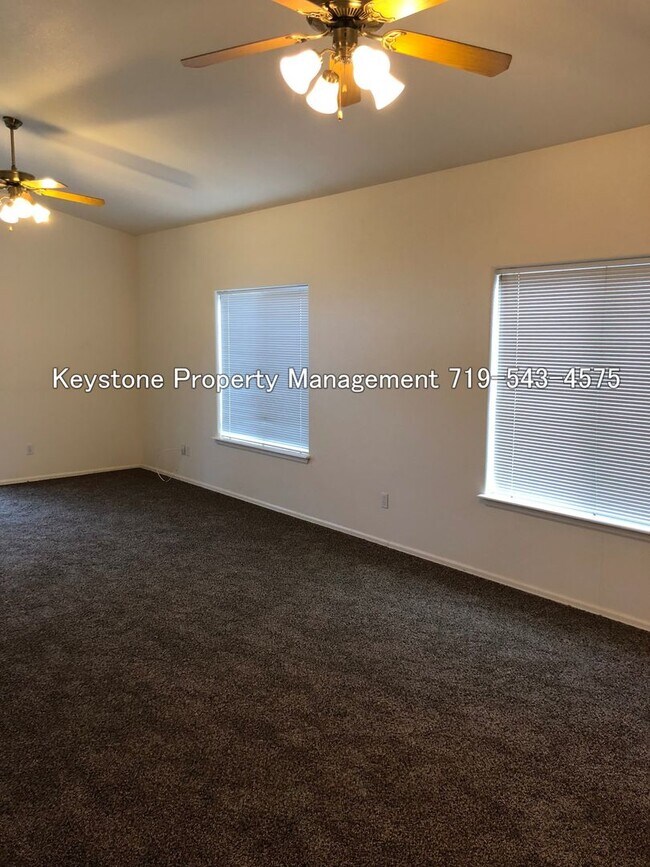 Building Photo - South side Domega Home 3 Bedroom/2 Bath/2 Car Garage $1850/$1850