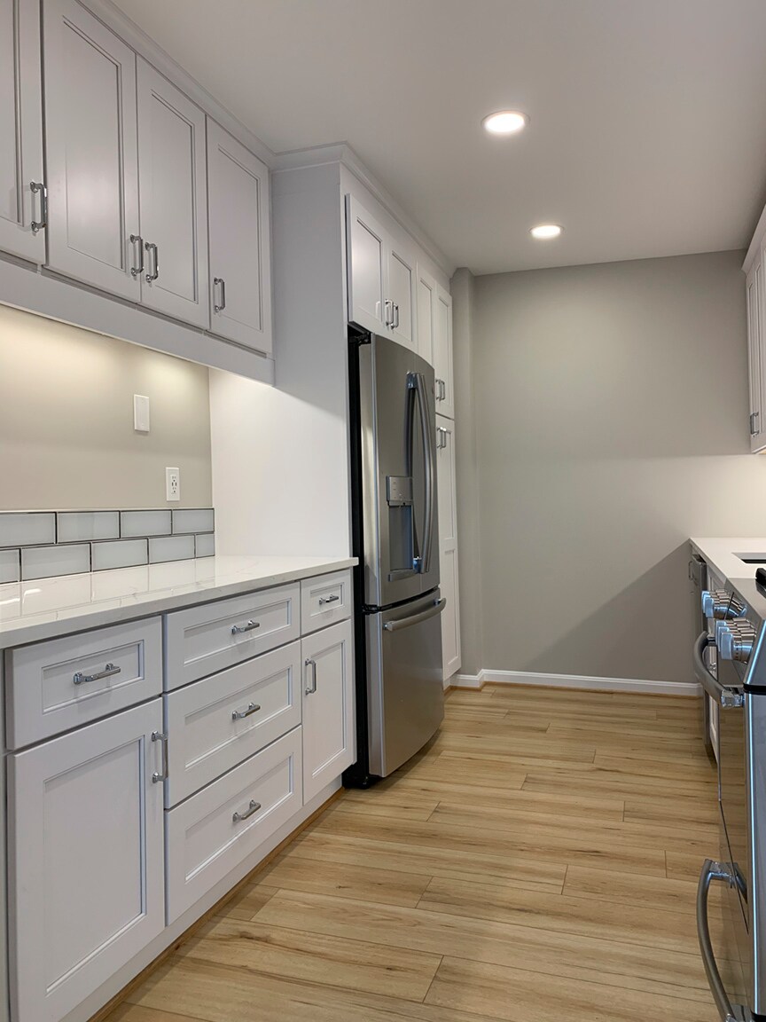 Kitchen - Left Side - 4141 N Henderson Rd