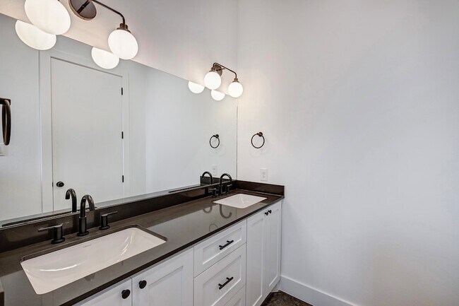 Building Photo - 1717 Airline Dr