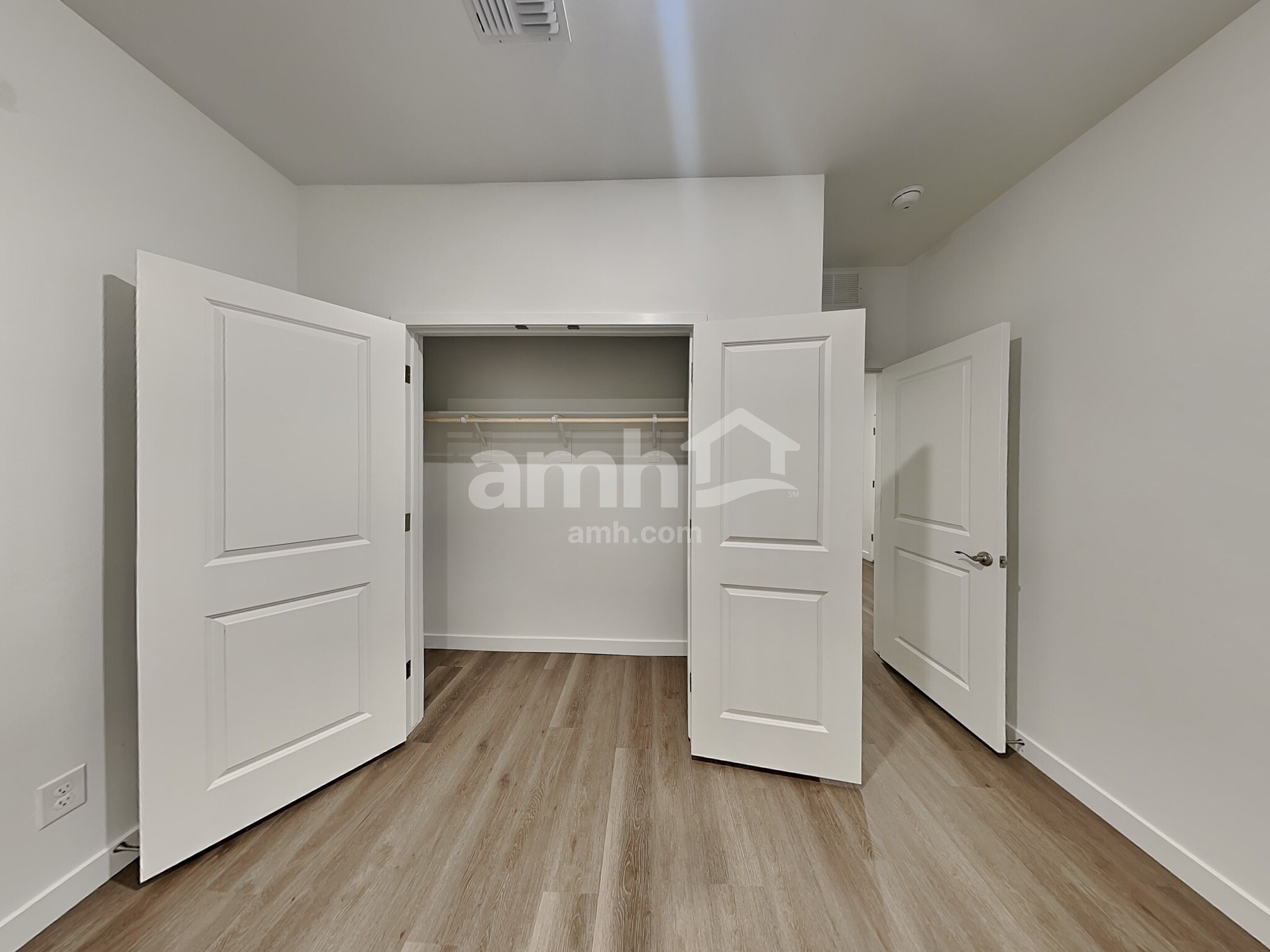Building Photo - 2120 W Alicia Dr