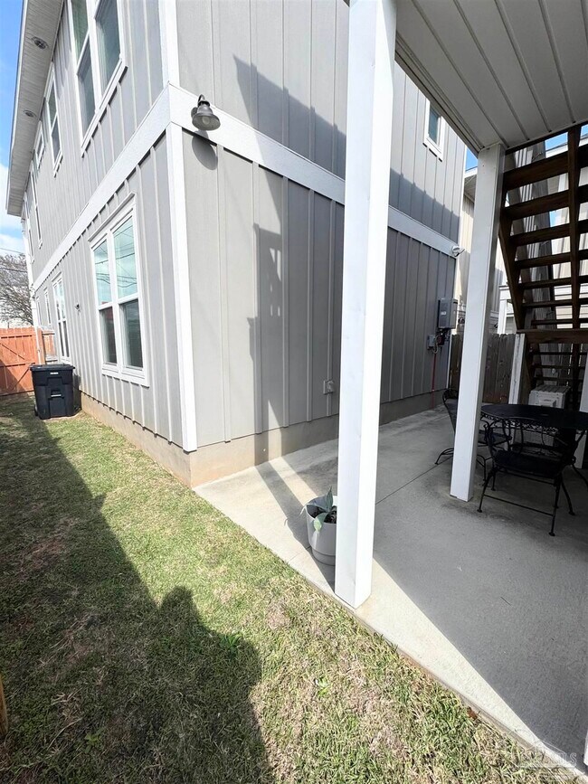 Building Photo - 1191 W Romana St