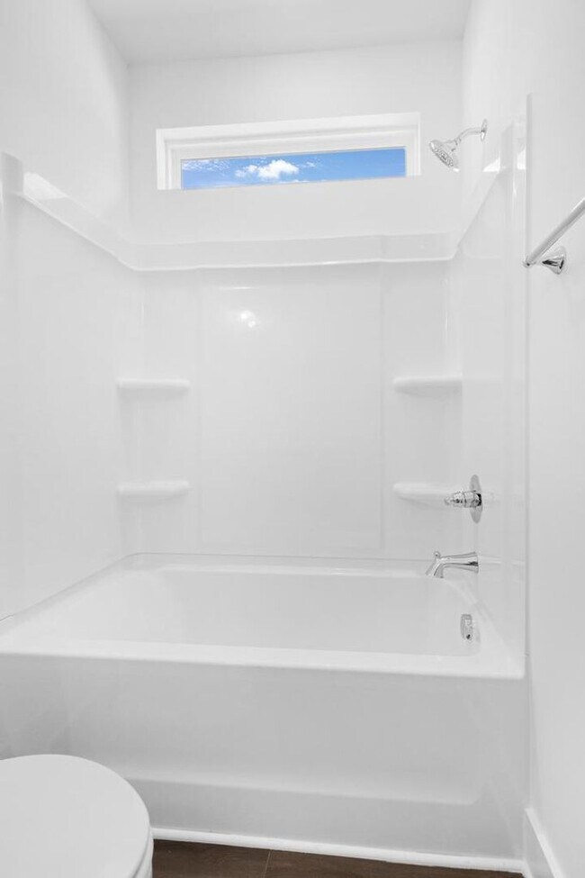 Building Photo - Spacious Home with Fenced Backyard!