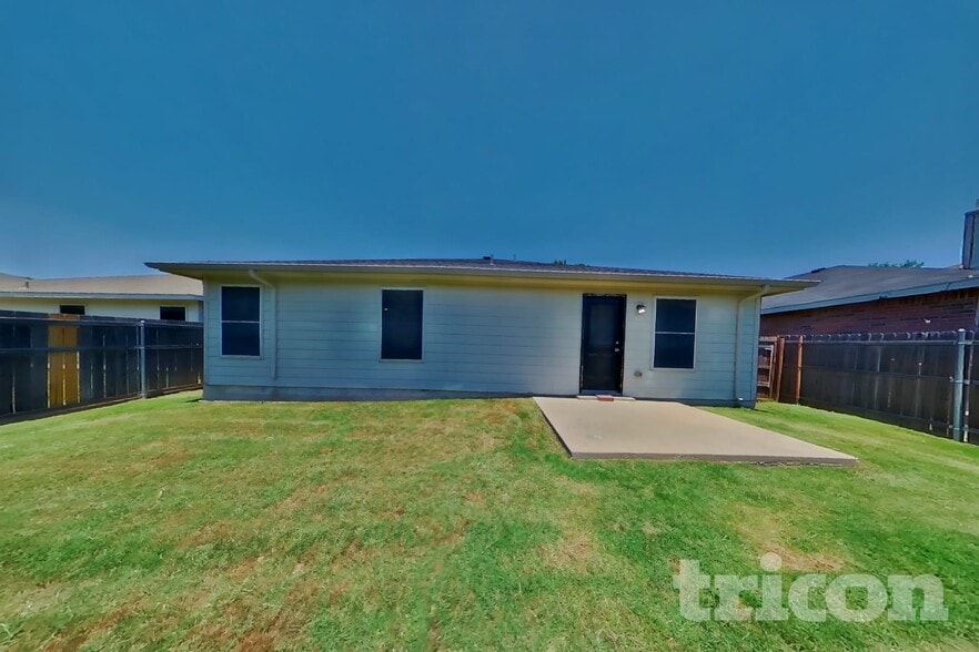 Building Photo - 2328 White Oak Dr