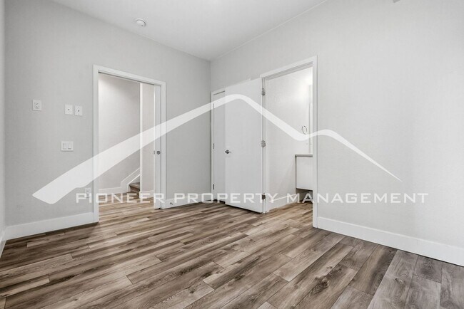 Building Photo - Spacious Townhouse with Central AC and 2-Car Garage