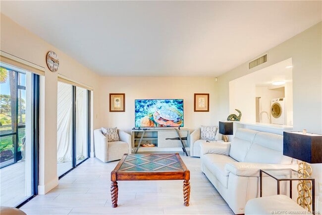 Building Photo - 331 Golfview Cir