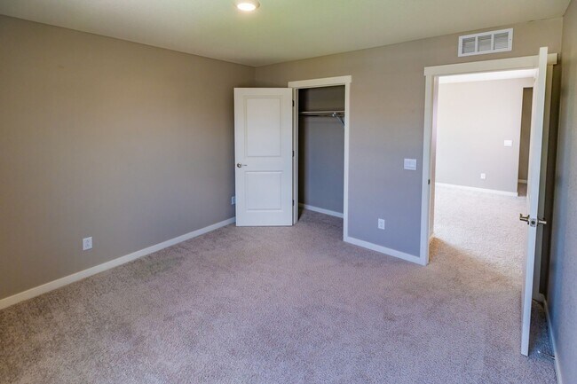 Building Photo - Stunning 4BR House in Berthoud